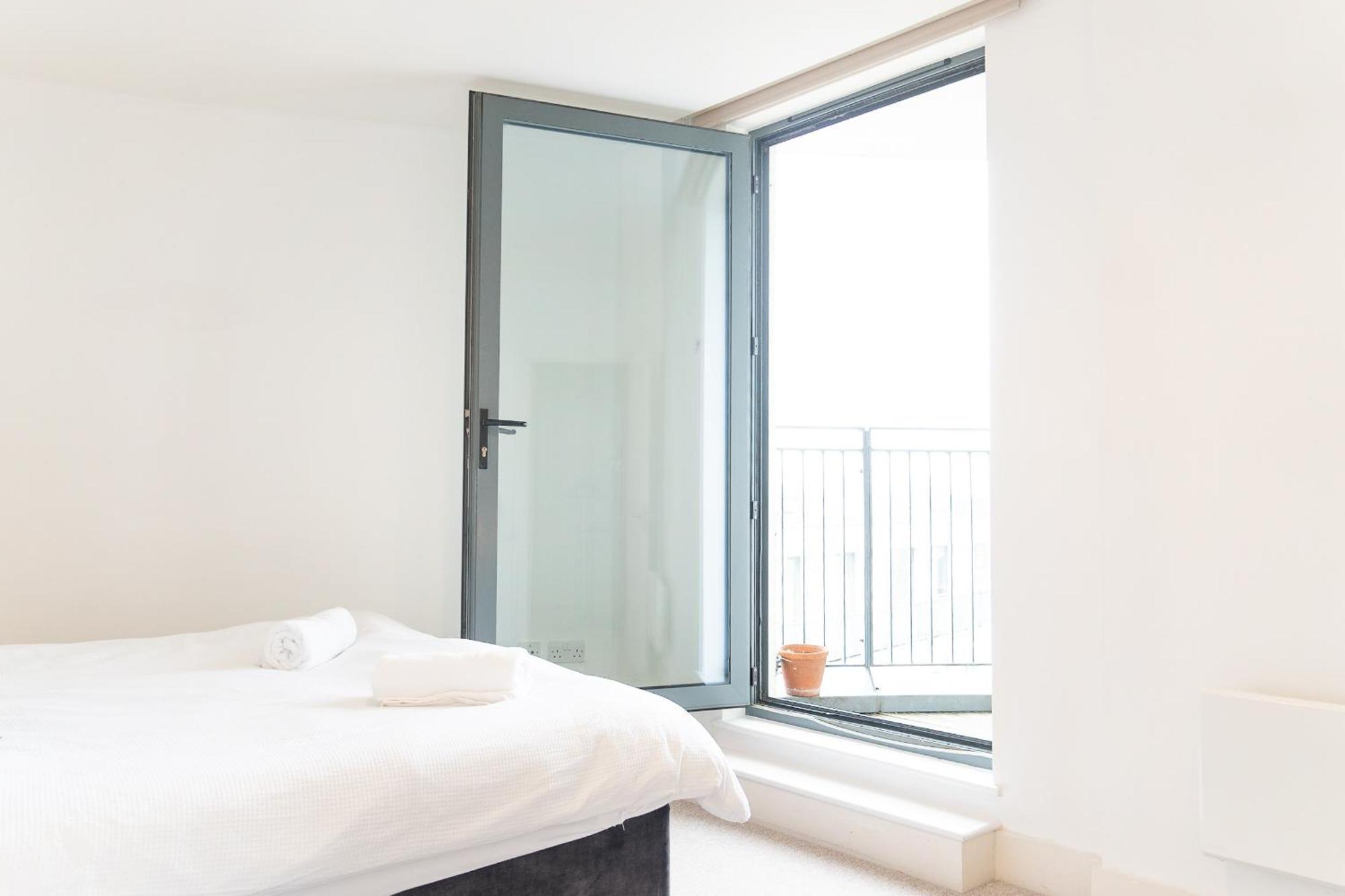 The Regency Suite - Modern 2-Bed 1-Bath Apartment Chertsey Exteriér fotografie