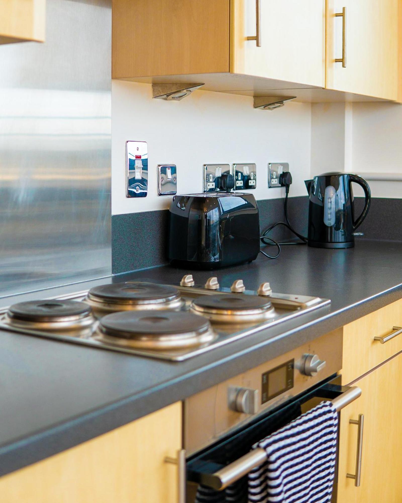 The Regency Suite - Modern 2-Bed 1-Bath Apartment Chertsey Exteriér fotografie